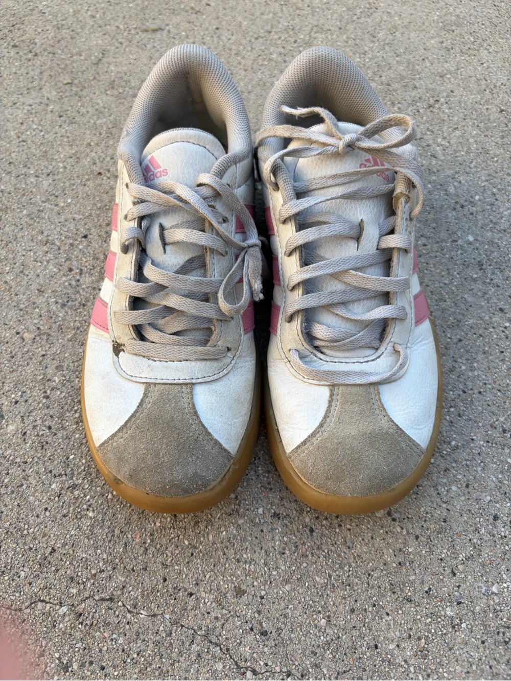 Adidas White and Pink Low-Top Sneakers Good condition size 4 Y